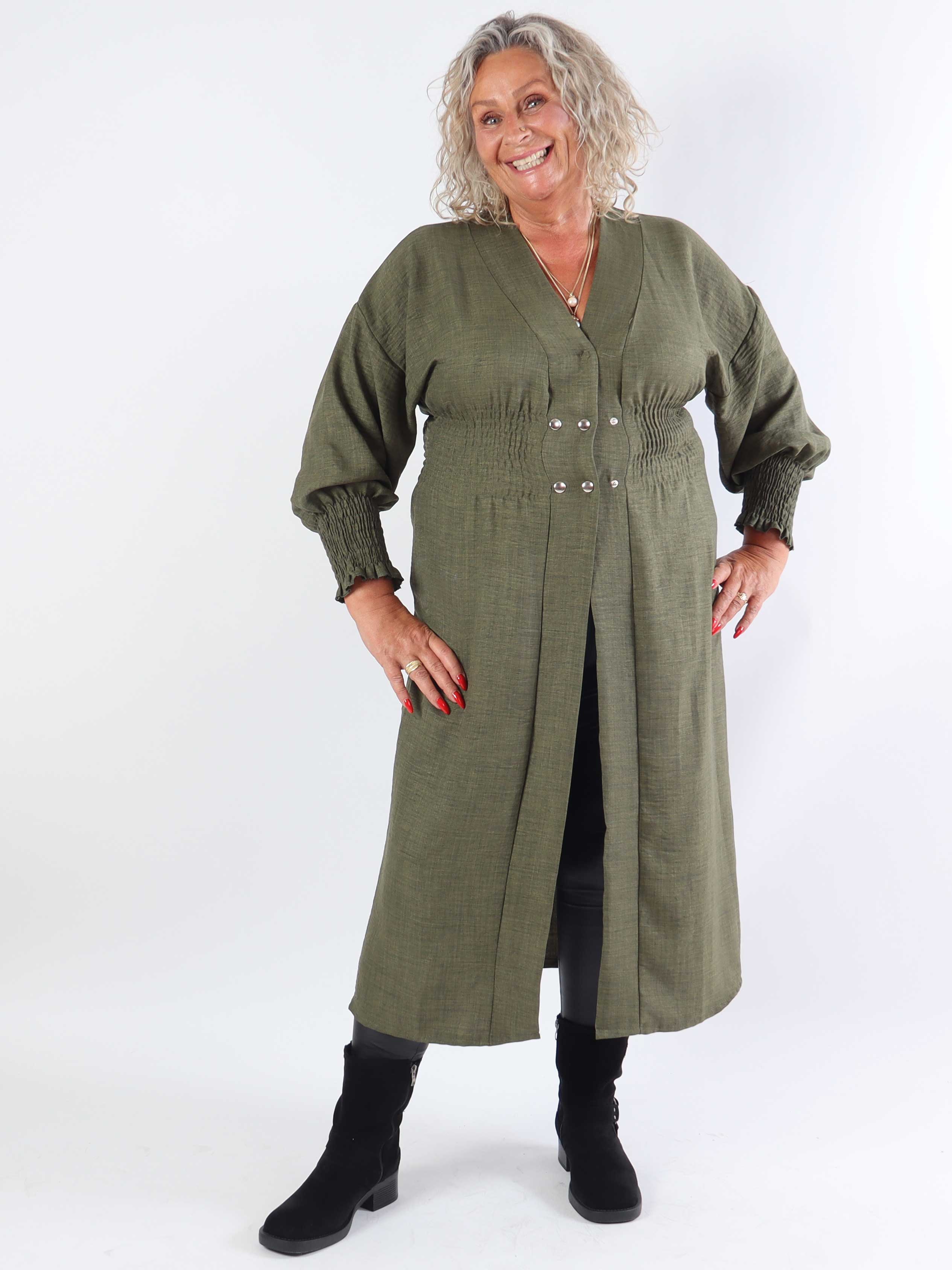 Samara - Sød plus size kjole med smock og knapper